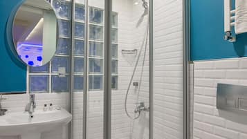 Triple Room | Bathroom | Shower, free toiletries, hair dryer, slippers