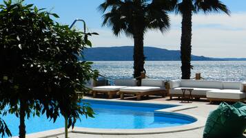 Piscine extérieure, chaises longues