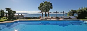 Piscina externa, funciona das 8h às 20h, espreguiçadeiras