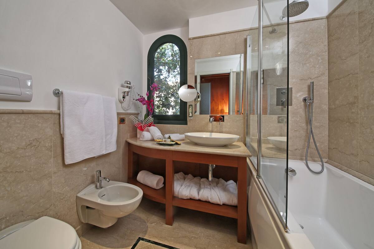 deluxe double room, lake view | premium bedding, minibar, in-room safe, desk