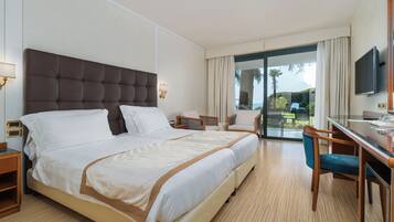 Superior tweepersoonskamer, uitzicht op meer | Luxe beddengoed, een minibar, een kluis op de kamer, een bureau