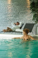 Piscine couverte, chaises longues