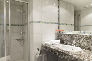 Habitación familiar | Baño | Ducha, secador de pelo, albornoces y zapatillas