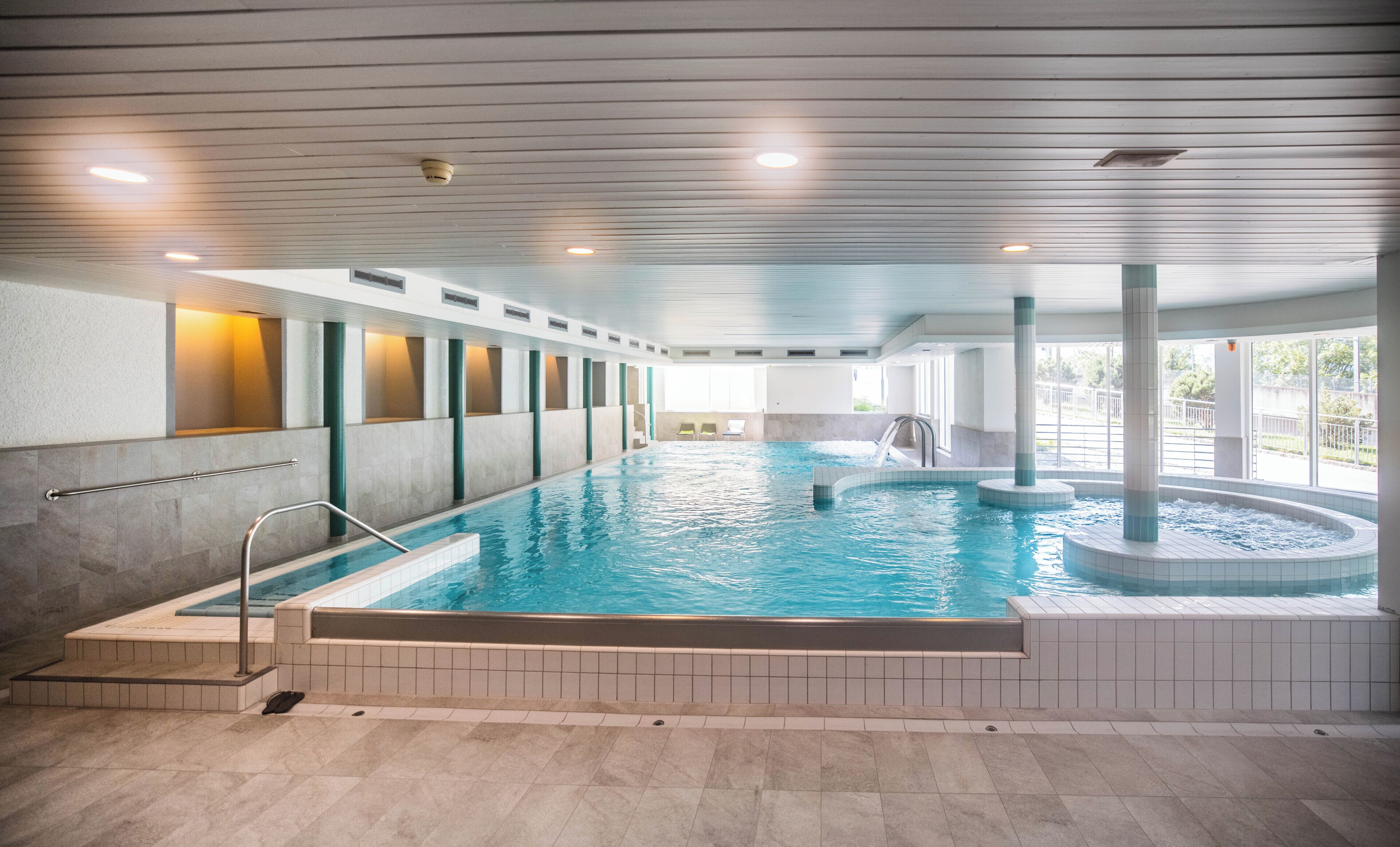 Piscina coperta, lettini