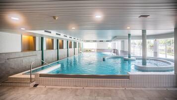 Piscina coperta, lettini
