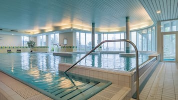 Piscine couverte, chaises longues