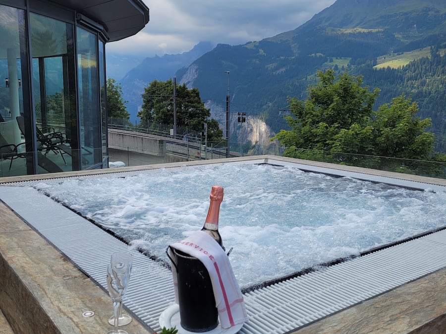 Banyera d'hidromassatge a l'aire lliure