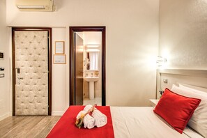 Minibar, skrivebord, blendingsgardiner og strykejern/-brett