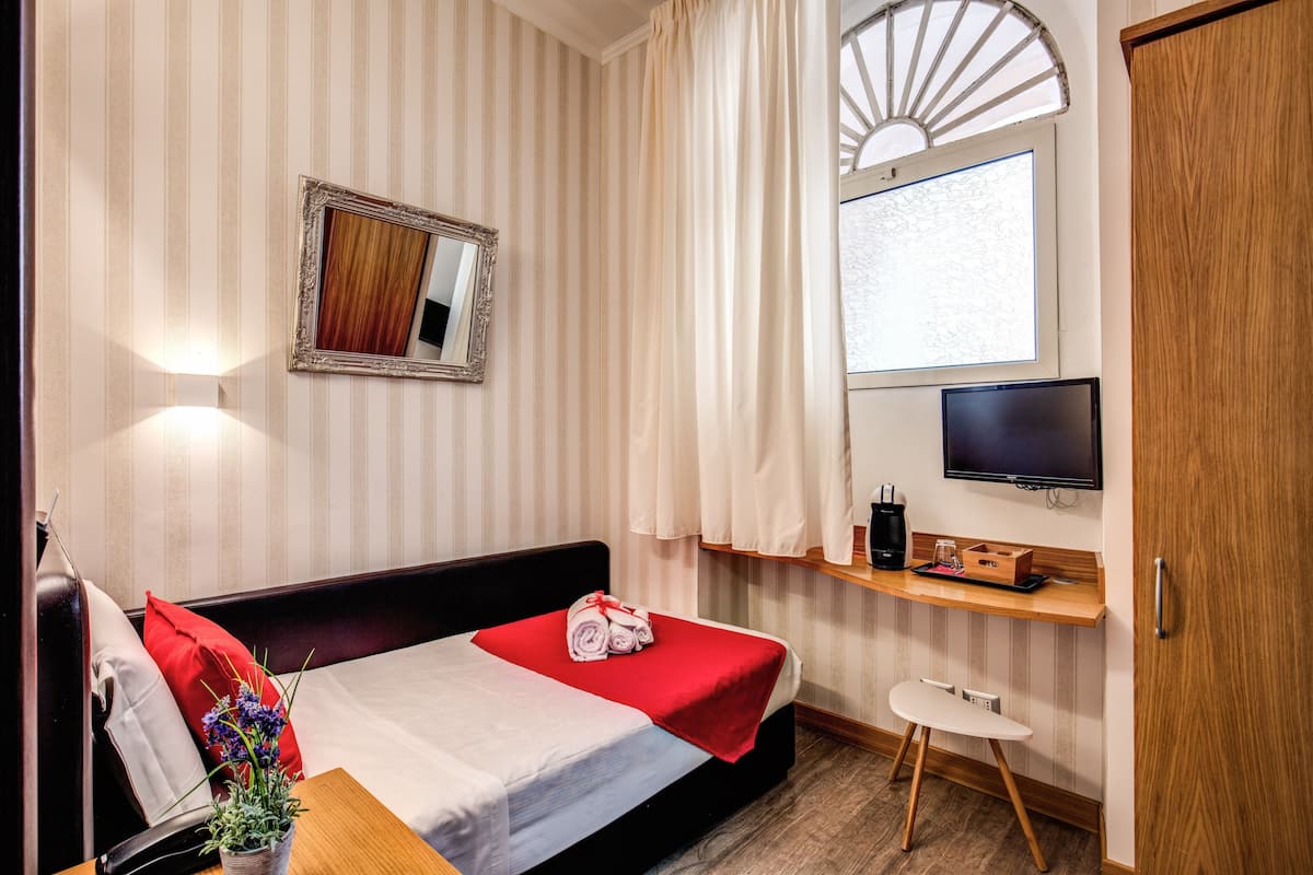 Chambre simple, salle de bain attenante | Minibar, bureau, rideaux d’obscurcissement, fer et planche à repasser