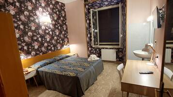 Double or Twin Room, External Shared Bathroom | Zimmersafe, Schreibtisch, Bettwäsche