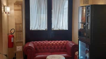 Coin salon dans le hall