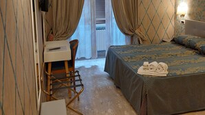 A hotel room with a bed, a desk, a chair, and a window with curtains. - Hotel Demetra Capitolina (Rome)