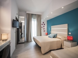 Superior Üç Kişilik Oda | Minibar, odada kasa, masa, ses yalıtımı 