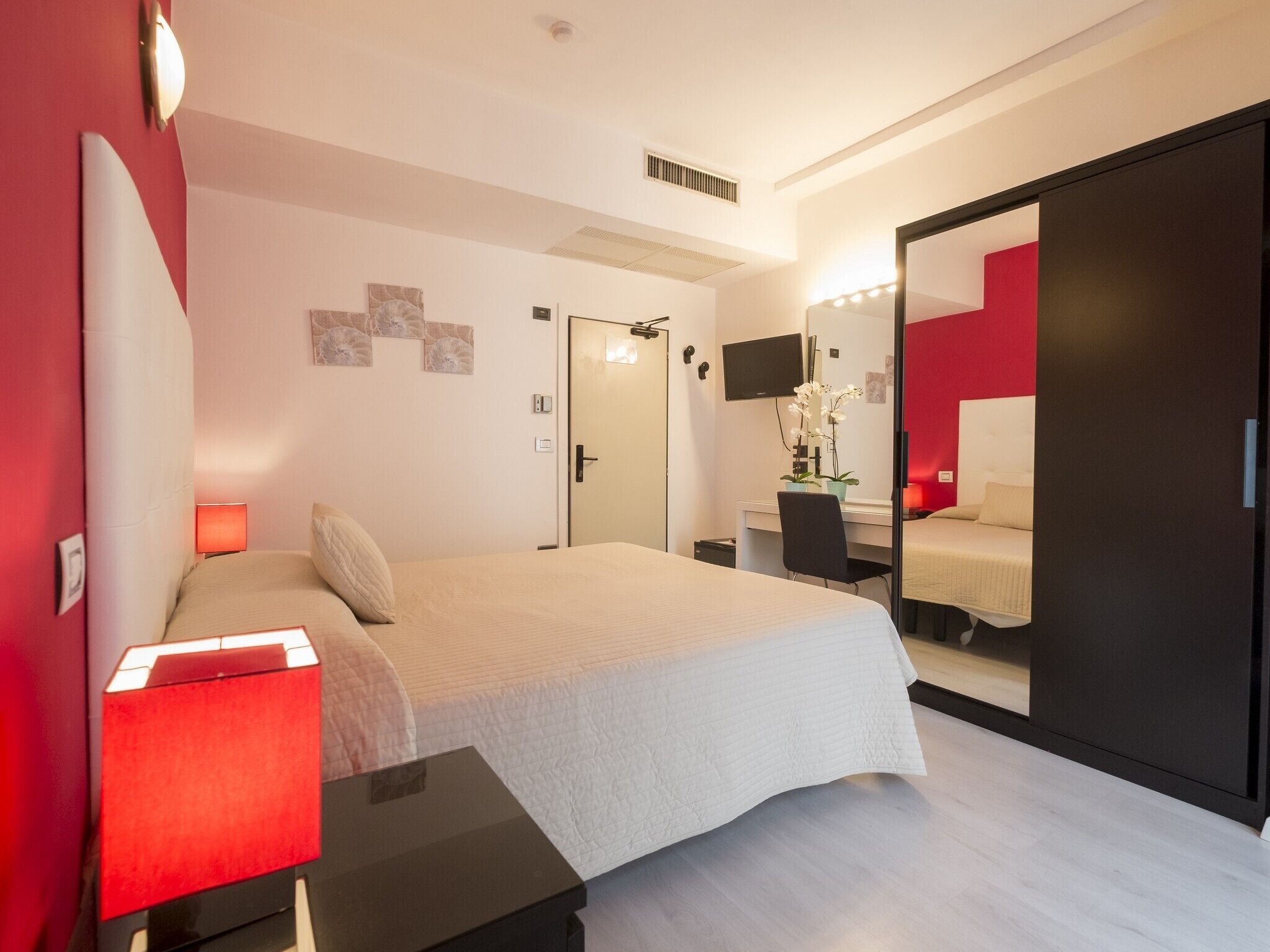 Minibar, coffres-forts dans les chambres, bureau, chambres insonorisées