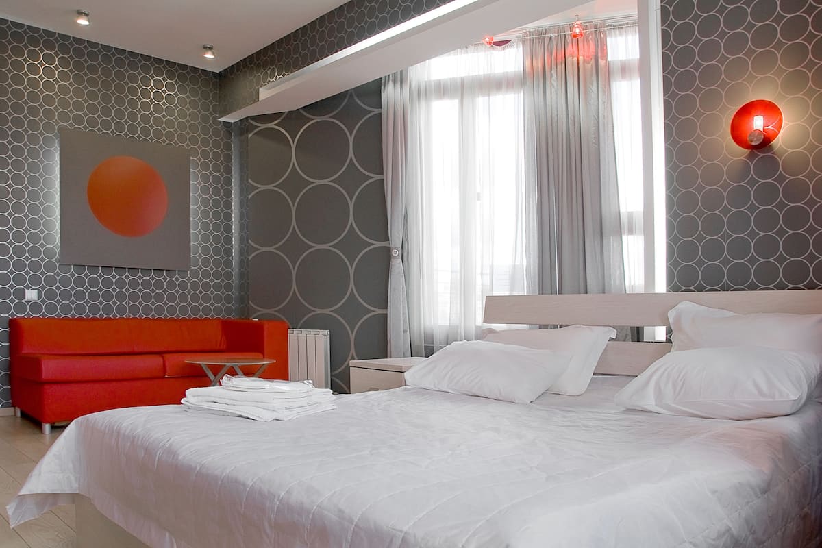 Quarto casal luxo, banheira de hidromassagem | Ferros/tábuas de passar roupa, Wi-Fi de cortesia