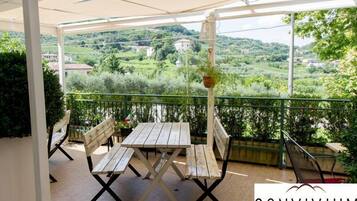 Se sirven desayunos, comidas y cocina italiana con mesas al aire libre