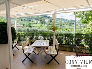 Se sirven desayunos, comidas y cocina italiana con mesas al aire libre