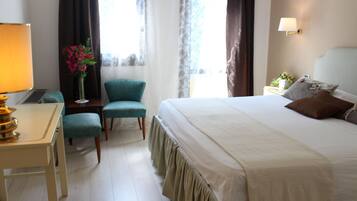 1 habitación, caja de seguridad en la habitación y escritorio