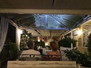 Se sirven desayunos, comidas y cocina italiana con mesas al aire libre