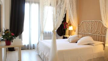 Habitación doble | 1 habitación, caja de seguridad en la habitación y escritorio