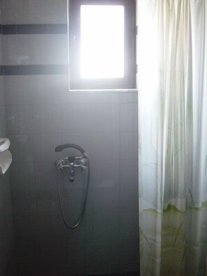 Douche, séchoir à cheveux, serviettes fournies