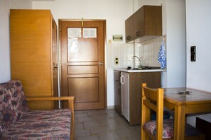 Appartement de base | Cuisinette privée | Réfrigérateur, surface de cuisson, cafetière-théière