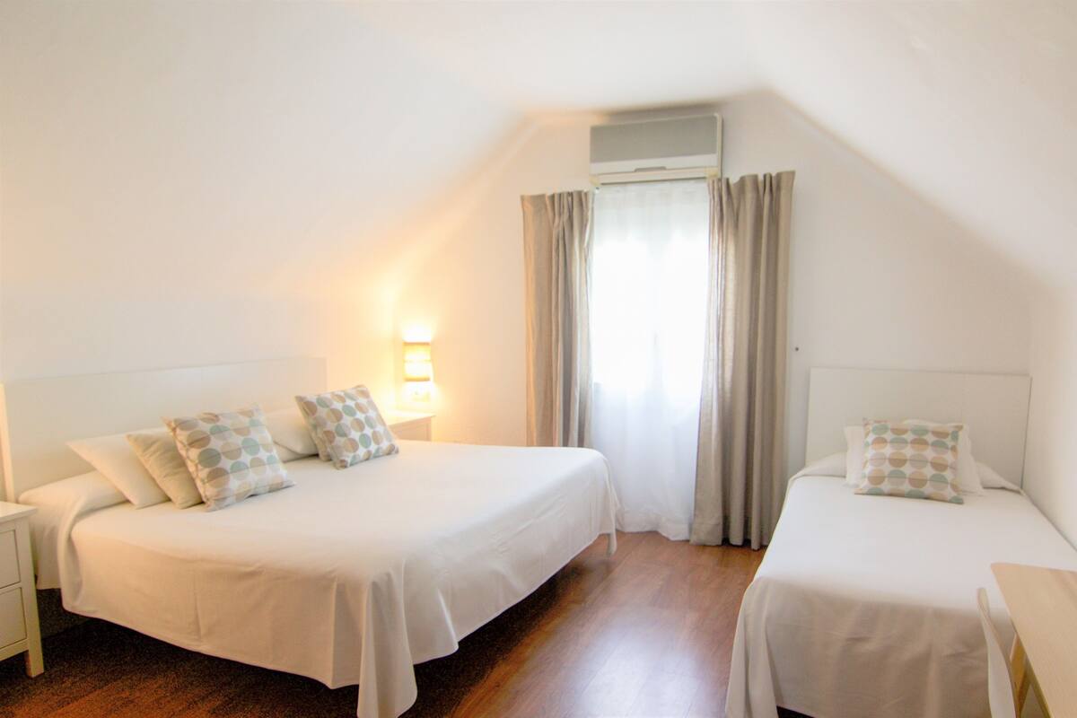 Triple Room | Minibar, in-room safe, desk, blackout drapes