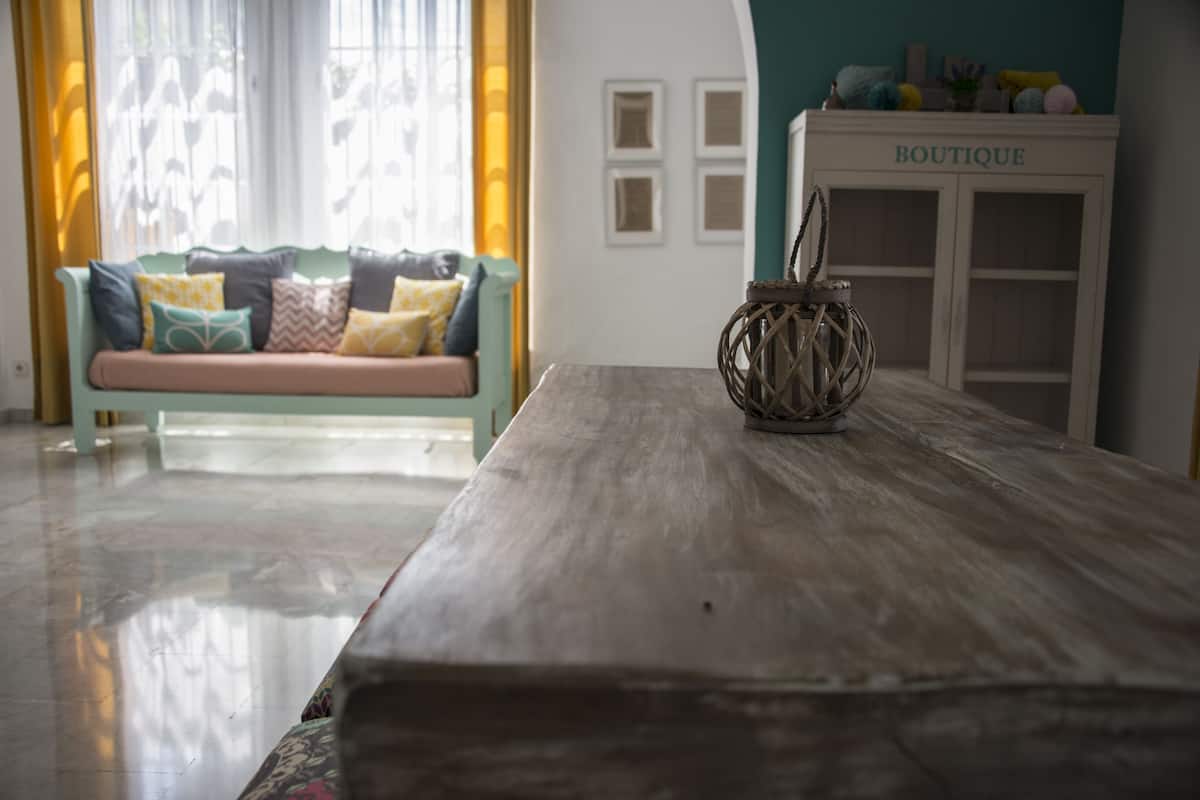 25-inch flat-screen tv with satellite channels, tv