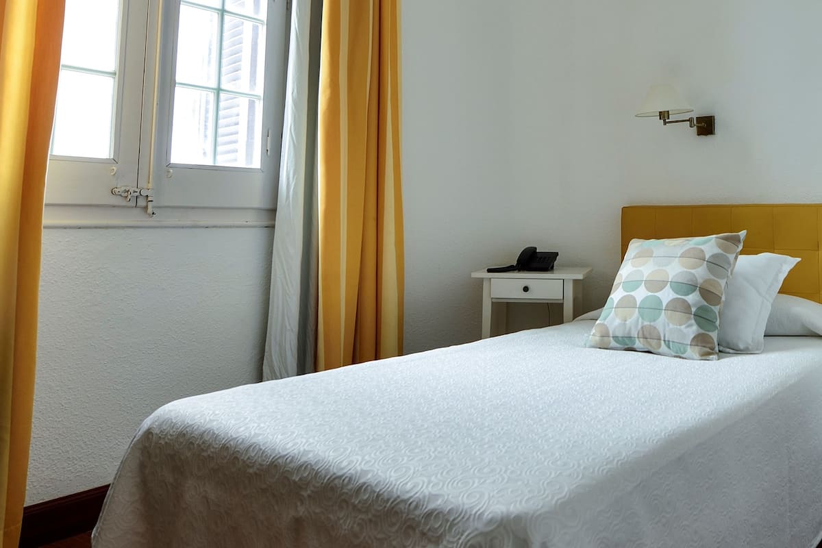 Standard Single Room, 1 Twin Bed | Minibar, in-room safe, desk, blackout drapes