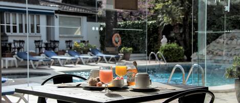 Dagelijks ontbijt met lokale gerechten (EUR 12 per persoon)