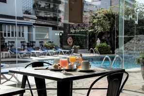 Se ofrece un desayuno típico de la región (12 EUR por persona)