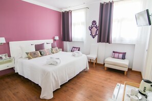 ميني بار وخزنة داخل الغرفة ومكتب وستائر تعتيم