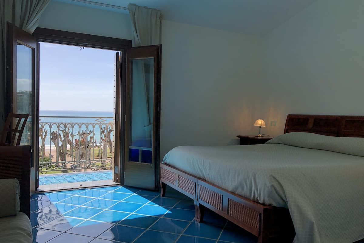 superior double room, partial sea view | 1 bedroom, minibar, in-room safe, desk