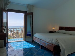 Superior tweepersoonskamer, gedeeltelijk uitzicht op zee | Een minibar, een kluis op de kamer, een bureau, gratis wifi