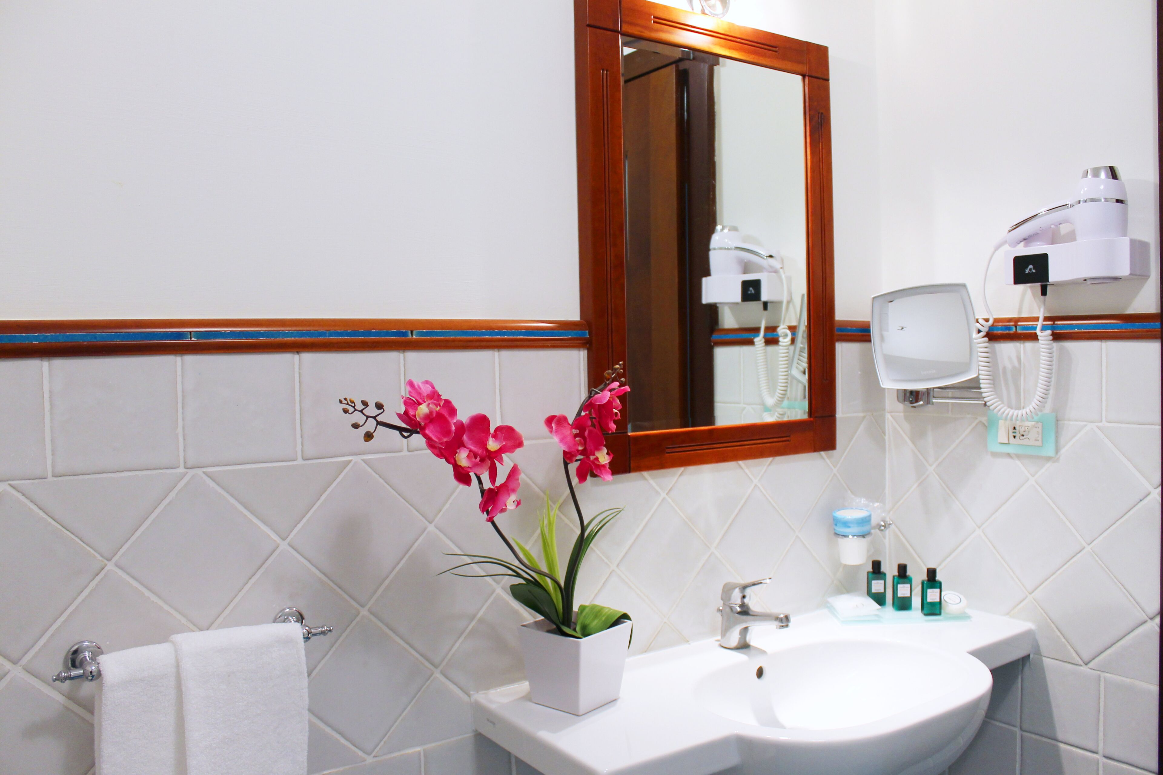 deluxe double room, sea view | bathroom | designer toiletries, hair dryer, bidet, towels