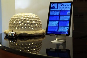 Un panel informativo digital con datos del hotel, que incluyen servicios y comodidades.