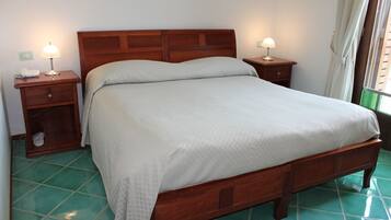Habitación doble Confort, vista parcial al mar | Minibar, caja de seguridad en la habitación, escritorio y wifi gratis
