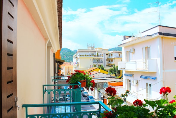 Un edificio residencial con balcones, una escalera y vistas del vecindario circundante.