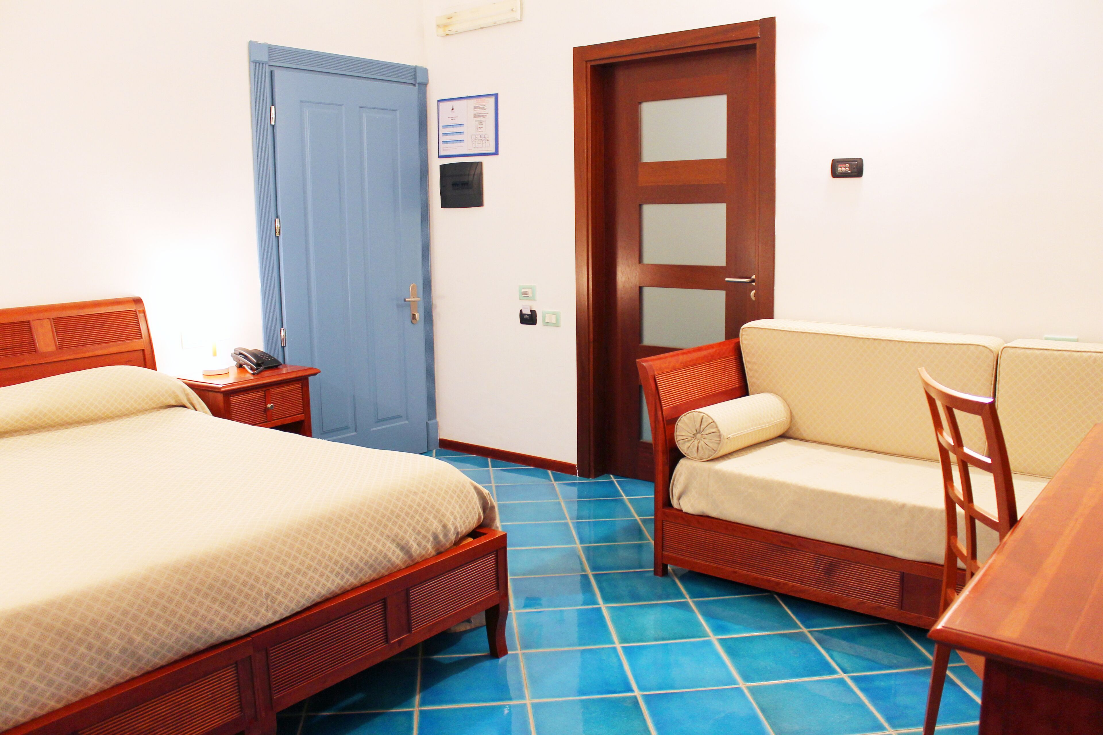 classic double room | 1 bedroom, minibar, in-room safe, desk