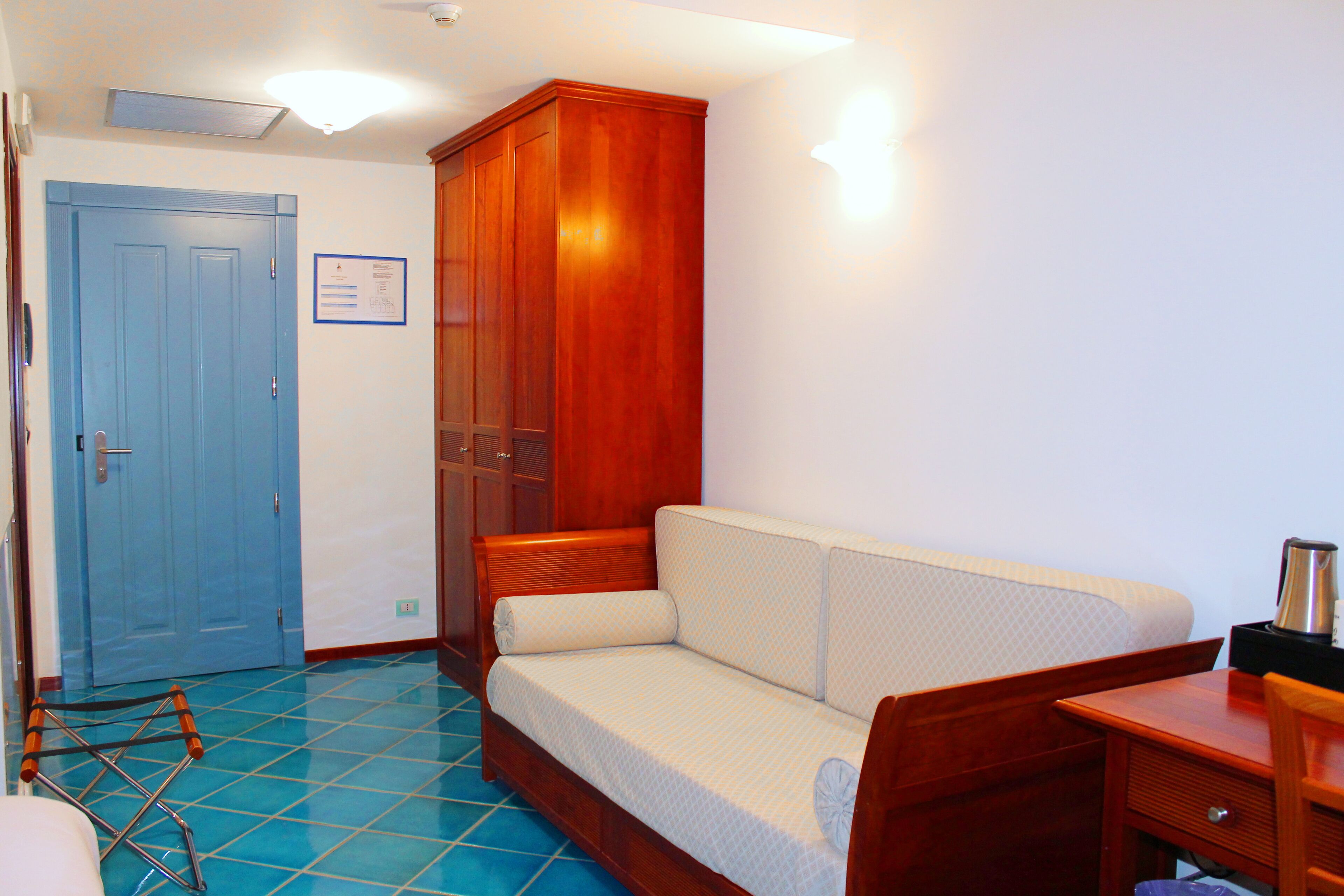 superior double room, partial sea view | 1 bedroom, minibar, in-room safe, desk