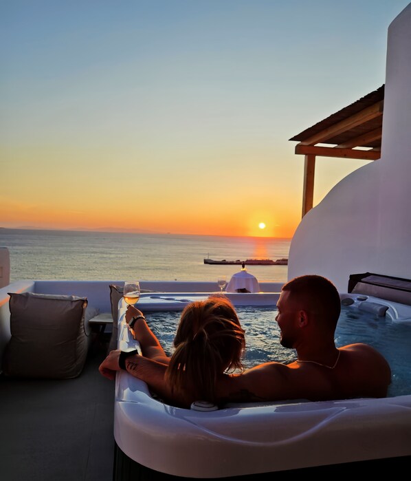 Deluxe Double Room, Outdoor Jacuzzi, Sea View | Private spa tub - Avra Mykonos (Mykonos)