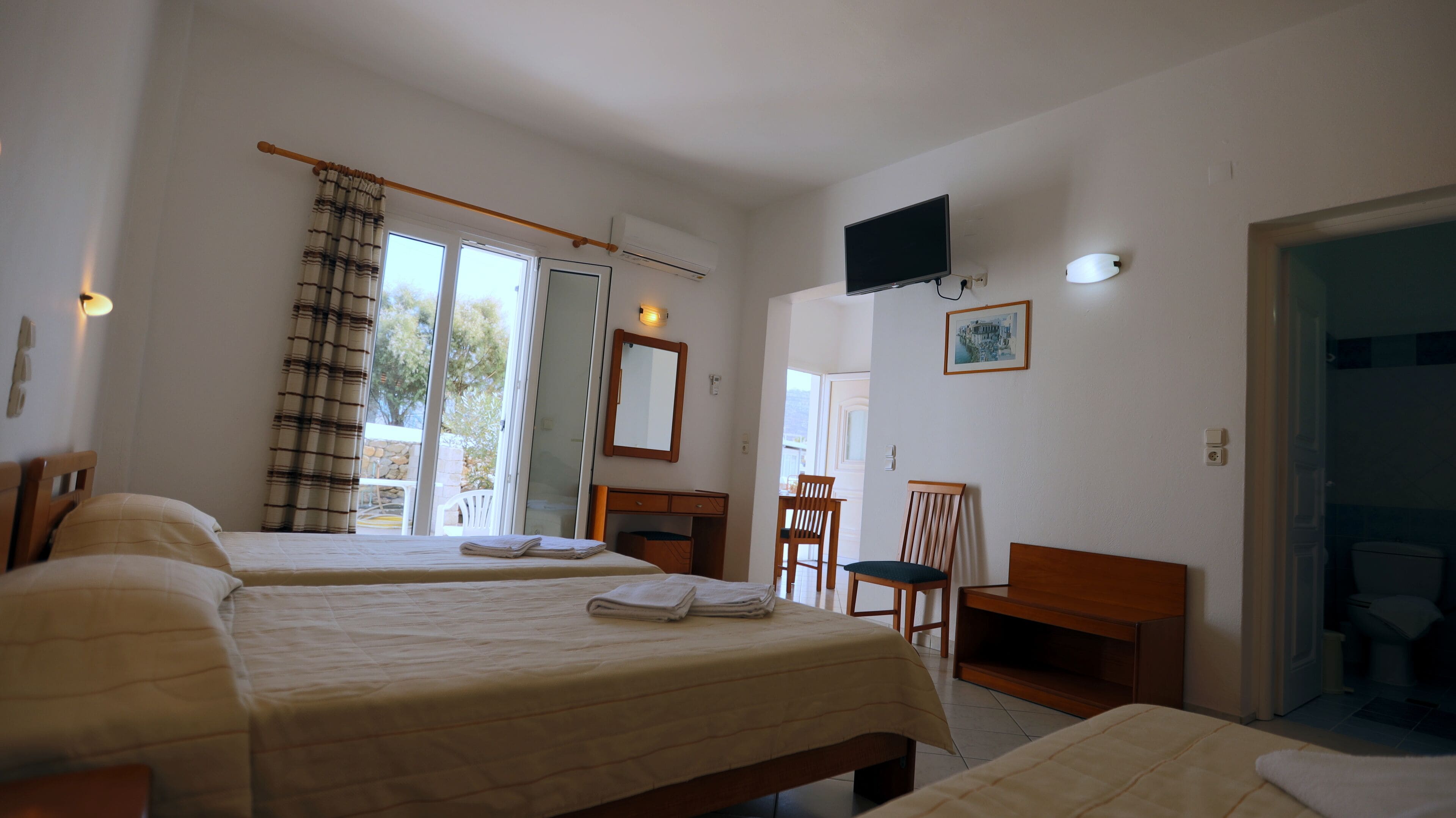 Sistema de insonorización, cunas gratuitas, wifi gratis y ropa de cama 