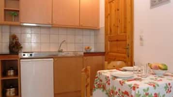 Fridge, coffee/tea maker