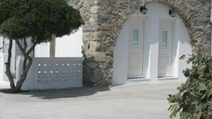 Un edifici de pedra amb façana blanca i dues portes d'arc.