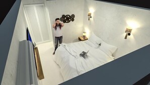 Un dormitorio con cama, mesita de noche con lámpara, reloj en la pared y ventana con persianas.