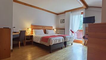 Triple Room | Minibar, in-room safe, desk, free WiFi