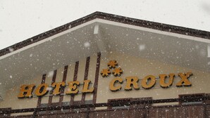 Señal de hotel con el nombre 'HOTEL CROUX' y un símbolo de copo de nieve.