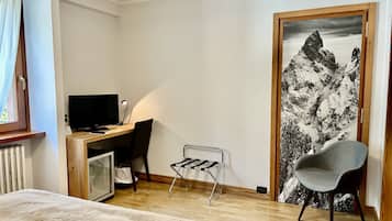 Doppel- oder Zweibettzimmer | Minibar, Zimmersafe, Schreibtisch, kostenloses WLAN