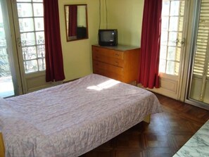 Down comforters, memory foam beds, in-room safe, individually decorated - Aramaya (Montevideo)