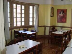 Petit déjeuner, déjeuner et dîner servis sur place